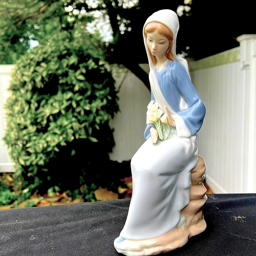 Lladro Girl w/Lillies Figurine #4972 Seated Larger, Rare, EUC